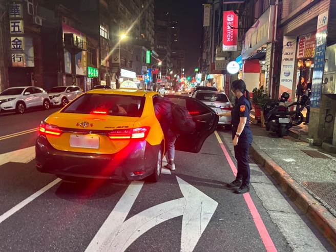 基隆市警察局第二分局信六路派出所员警于超商发现有一名王女疑似心智障碍，联繫家人才发现是自行从金门搭机想去台北找大姐，却迷途基隆。图为员警送王女及家人上车。（基隆市警察局提供／徐佑升基隆传真）