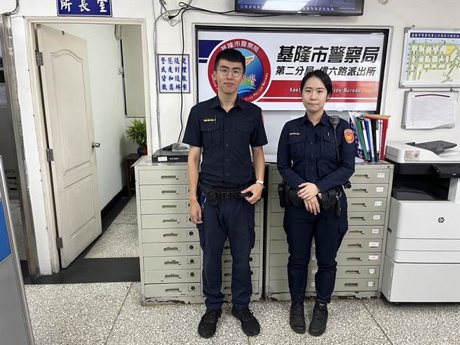 基隆市警察局第二分局信六路派出所员警于超商发现有一名王女疑似心智障碍，联繫家人才发现是自行从金门搭机想去台北找大姐，却迷途基隆。图为发现王女并协助的暖心员警张巧颕（右）、洪绍闵（左）。（基隆市警察局提供／徐佑升基隆传真）