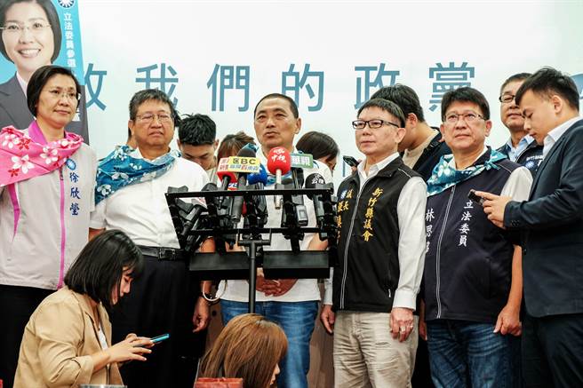 國民黨總統參選人侯友宜（中）針對藍白合進度，強調會不斷持續溝通，朝政黨輪替、不斷往前走。（羅浚濱攝）