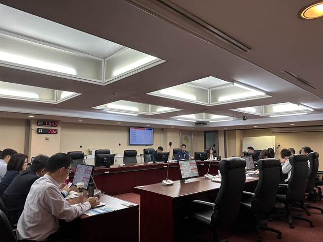 民进党台北市议员林延凤质疑，「好孕2U专车」并未设月额度限制，但敬老卡却不能跨月累计，市府对孕妇及长者照顾政策上出现双标。（蔡宗颖摄）