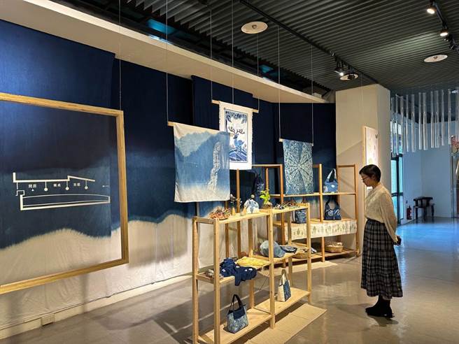 2023年10月17日新北市／新北市客家局自2018年起辅导「插角草木染坊」以海山染为核心创作，打造沉浸式蓝染客家生活情境展区「蔚蓝之地」 。（客家局提供／刘玮晴新北传真）