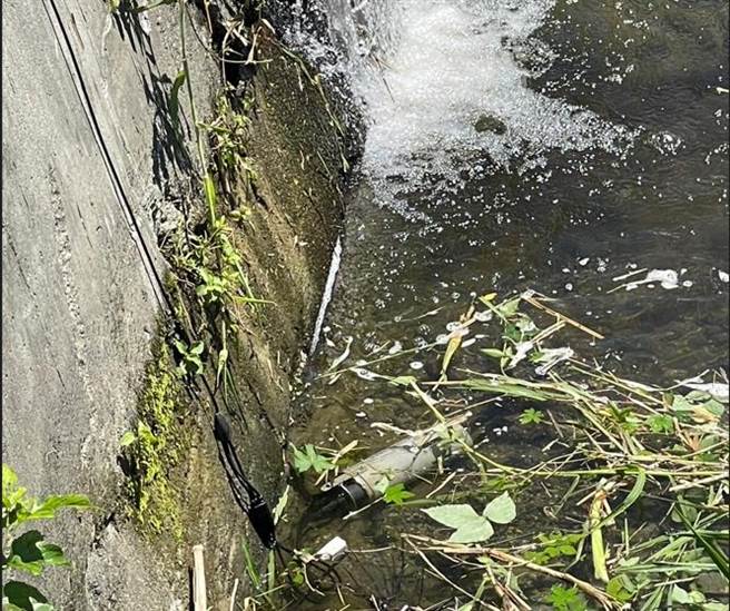 花蓮縣環保局在易受污染水域，設置移動式水質感測器，呼籲民眾不要隨意觸動，以免數據異常。（花蓮縣環保局提供／王志偉花蓮傳真）