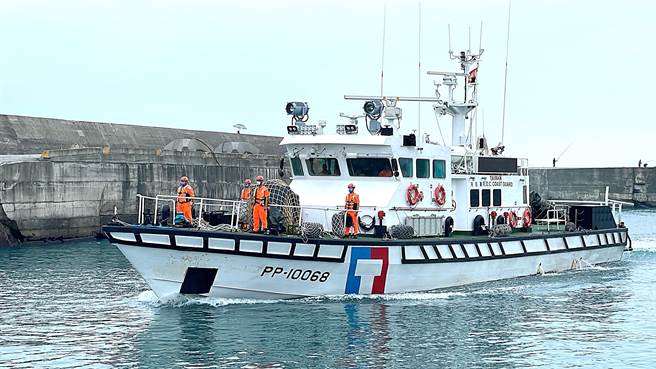 海巡署舰队分署第15艘百吨级PP-10086巡防艇今抵达富冈渔港。（萧嘉蕙摄）