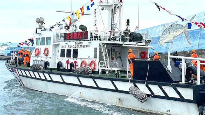 PP-10086艇上跑马灯秀出「学长我来报到了！」字样，意表传承并同服务于台东。（萧嘉蕙摄）