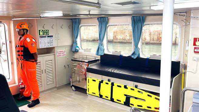 PP-10086艇内配备医疗作业平台，可提供绿岛卫生所伤病患衔接至台东市区医疗院所「一条龙服务」。（萧嘉蕙摄）