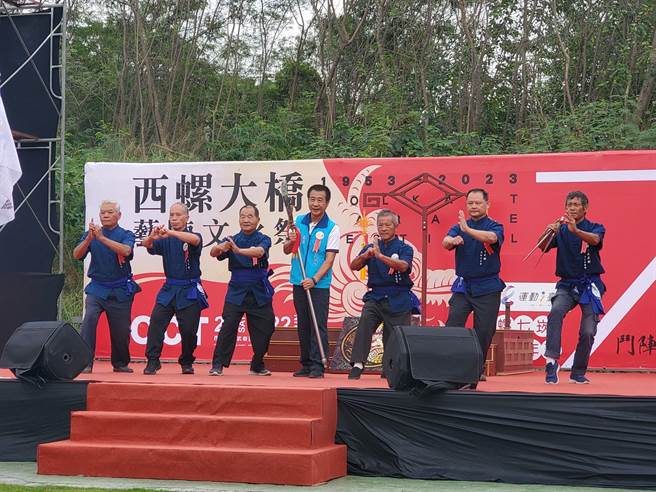 西螺七崁武術師傅們在記者會顯身手後合影，右三是黃應華師傅，右一是青壯派的程本池師傅，其父親是程文雄館主，右四是遠從大埤鄉前來踢館贊助光彩的鄉長林森寶。（右一）。（周麗蘭攝）