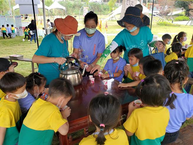 古早的炒穀茶是七崁武術生活元素之一，今年也將重現，小朋友在記者會中看到忍不住炒看看。（周麗蘭攝）