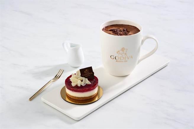 GODIVA推全新欧式蛋糕并祭出门市限定下午茶优惠，购买任一蛋糕或可芙就能用半价优惠加购任一饮品。（GODIVA提供／朱世凯台北传真）