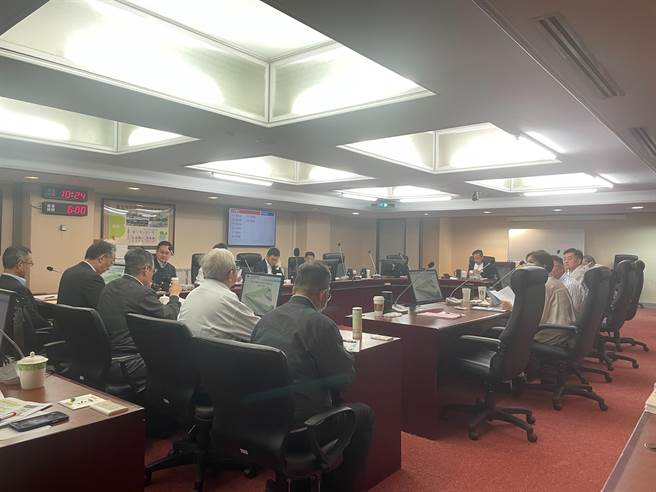 民眾黨議員陳宥丞於議會交通委員會中指出，未來東環段將經過瑞光路、舊宗路，施工恐讓內湖交通從加護病房到裝葉克膜，甚至直接死亡。捷運局長鄭德發回覆，將利用公園腹地做機具的轉圜，盡可能降低衝擊。（劉彥宜攝）