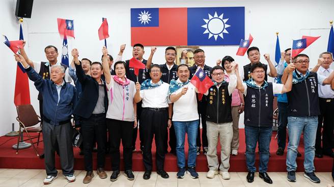 民黨總統參選人侯友宜（右四）17日到新竹縣黨部參加與幹部有約座談會，與縣長楊文科（左四）等人揮舞國旗高喊「凍蒜！」（羅浚濱攝）
