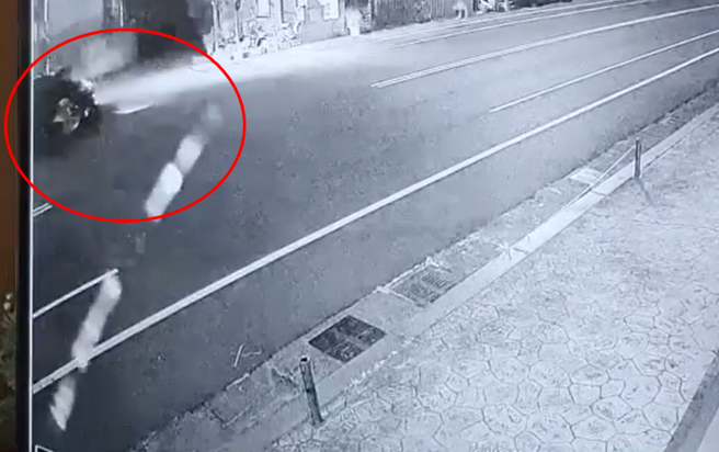 重機騎士來不及煞車直接撞上違規左轉的紅色轎車。(翻攝畫面)
