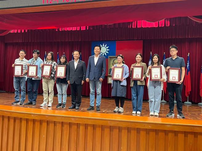 新北市副市长朱惕之（右五）表扬公安稽查绩优人员。（王扬杰摄）