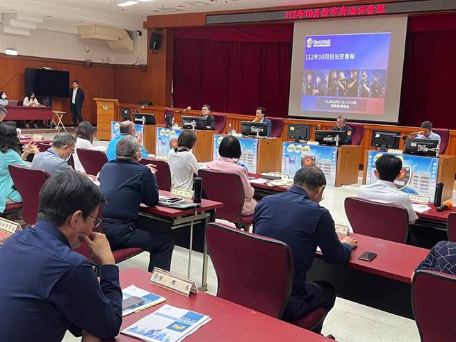 新北市副市长朱惕之主持10月治安会报。（王扬杰摄）