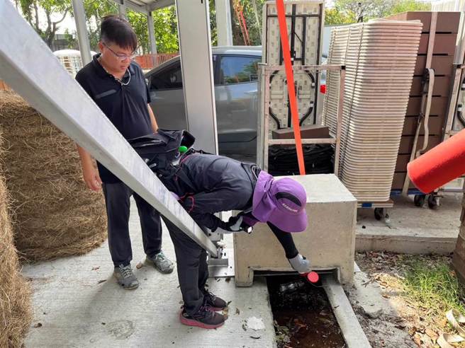 疾病管制署今日公布國內上周新增1521例登革熱本土病例，個案居住地仍以台南市為最多，有1283例，防疫人員持續孳清。(台南市衛生局提供／曹婷婷台南傳真)
