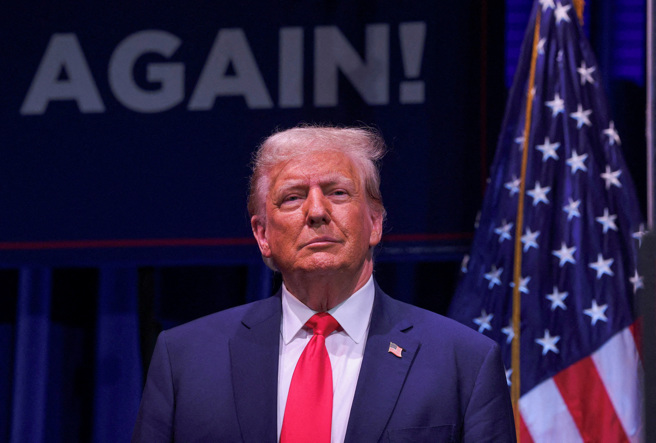 川普在爱荷华州一场造势活动中，回应巴勒斯坦伊斯兰主义组织哈玛斯（Hamas）对以色列发动突袭，造成至少1300名以色列人丧命一事。(图/ 路透社)
