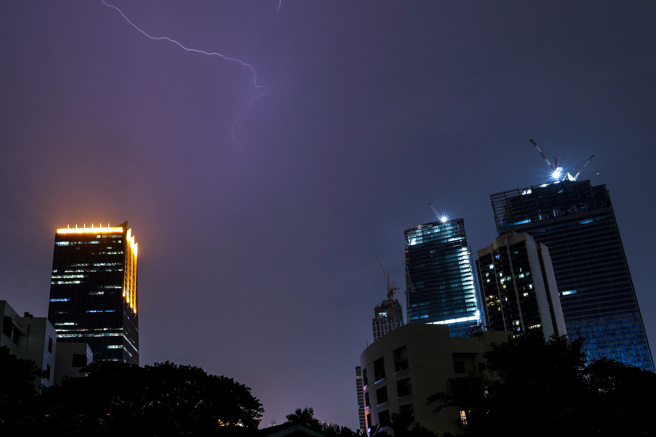 泰国当局今天向32个省分发布洪水警报，也预报曼谷（Bangkok）和度假胜地普吉岛（Phuket）会下大雨。(图/ 路透社)