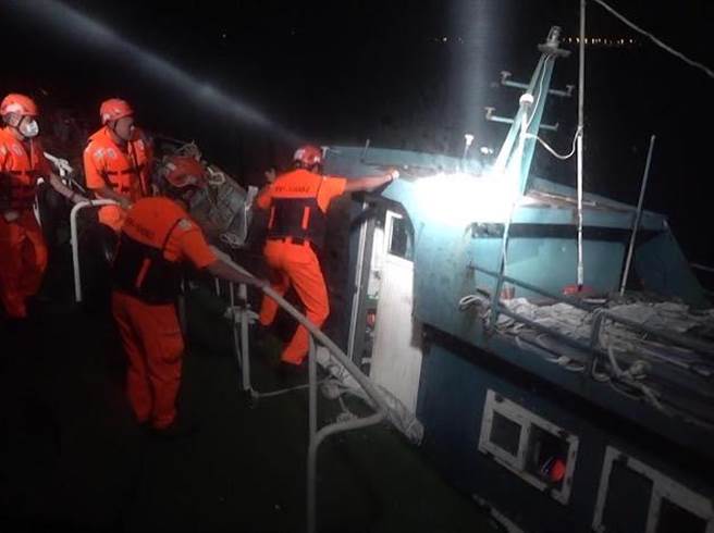 海巡人員16日凌晨在金門大、二膽海域查獲一艘大陸漁船，企圖走私大陸香菇及香菇絲。（圖／海巡署提供）