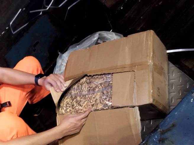走私遭逮的陸船滿載大陸香菇及香菇絲一批約達2464公斤，初估市值約新台幣300萬餘元。（圖／海巡署提供）