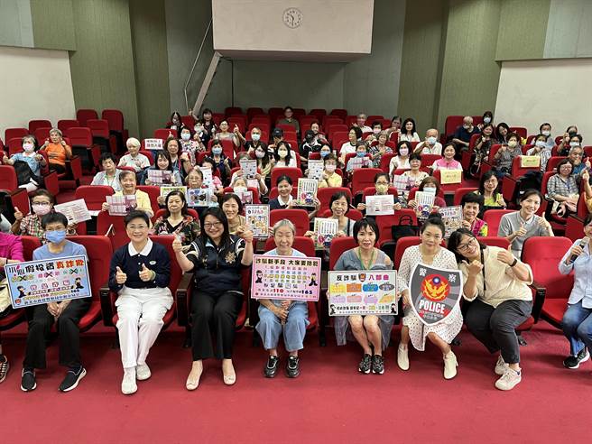 中和犯罪宣導團持續走入社區各角落宣導防詐觀念，同時歡迎民眾加入「中和警好讚」，一起全民防詐。（中和警分局提供）