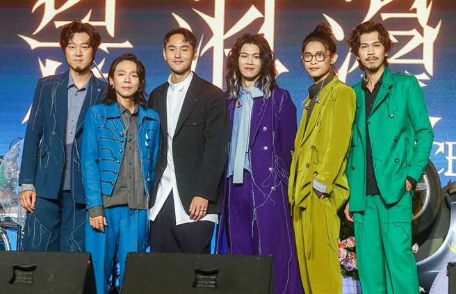 麋先生今举办发片记者会，阮经天（左三）到场站台。（粘耿豪摄）