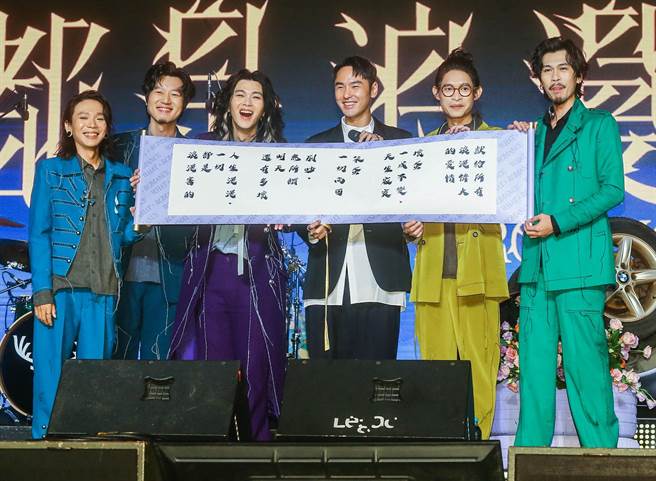 麋先生今举办发片记者会，阮经天（右三）到场站台。（粘耿豪摄）