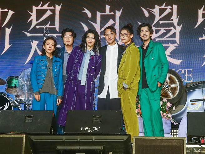 麋先生今举办发片记者会，阮经天（右三）到场站台。（粘耿豪摄）