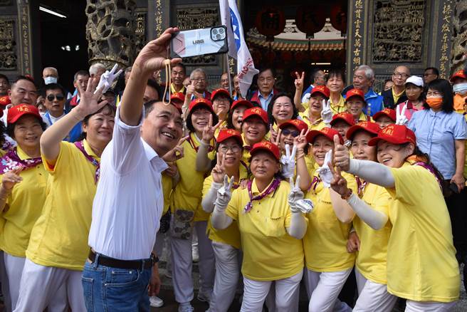 侯友宜17日下午赴苗栗县头份市义民庙参拜，喜遇10年一大巡的苗栗城隍爷出巡，与陪同城隍爷出巡的婆婆妈妈欢喜玩自拍。（谢明俊摄）