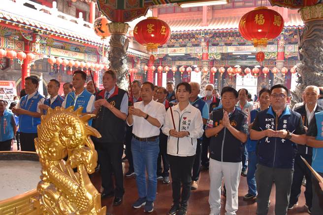 侯友宜17日下午赴苗栗县头份市义民庙参拜。（谢明俊摄）