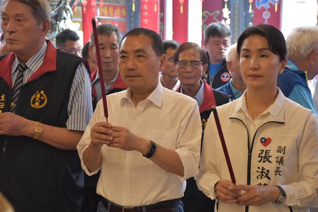 侯友宜17日下午赴苗栗县头份市义民庙参拜，苗栗县副议长张淑芬全程陪同。（谢明俊摄）