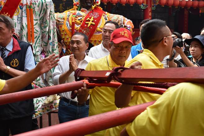 侯友宜17日下午赴苗栗县头份市义民庙参拜，喜遇10年一大巡的苗栗城隍爷出巡，恭迎城隍爷驻驾义民庙。（谢明俊摄）