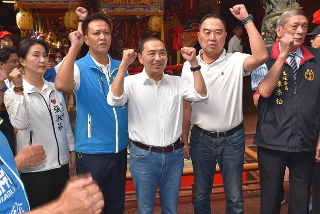侯友宜17日下午赴苗栗县头份市义民庙参拜，支持者大喊「当选」。（谢明俊摄）