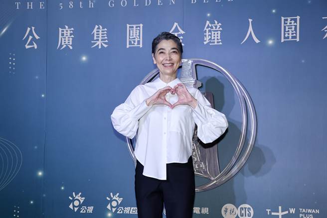 賴佩霞出席公廣集團金鐘入圍茶會雙手合十婉謝媒體提問。（羅永銘攝）