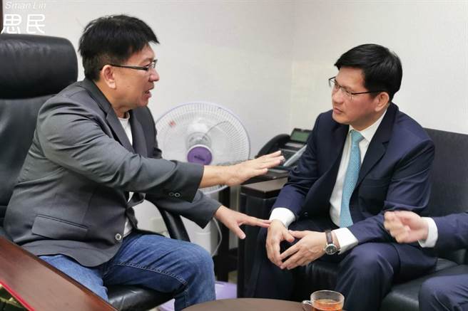 国民党立委林思铭（左）利用总统府秘书长林佳龙（右）拜会机会，呼吁新竹县「科三计画」及「台知园区计画」审议不能再延宕。（林思铭助理提供／罗浚滨新竹传真）