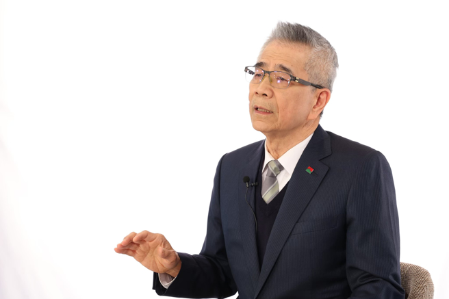 信義房屋創辦人周俊吉於大愛台仁心慧語節目分享集團淨零措施。(圖/信義房屋 提供)