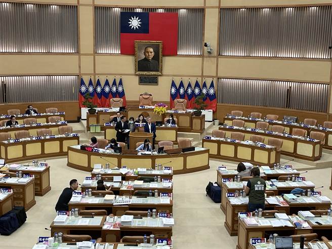 新北市议员黄淑君质询指出，新北市工务局近几年多来离职人数超过100人，主计处公务员几乎天天加班，拜托新北市政府善待公务员。（蔡亚桦摄）