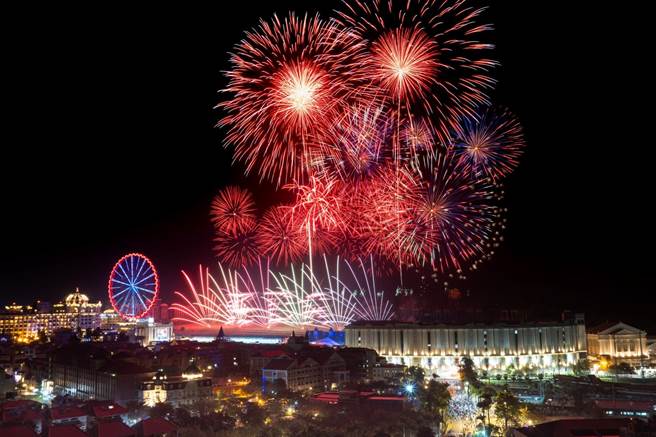 再過兩個多月就是跨年夜，高雄義大世界17日公布跨年主視覺與煙火首波資訊，將於12月31日施放「999秒大型藝術煙火」。（義大世界提供／林瑞益高雄傳真）