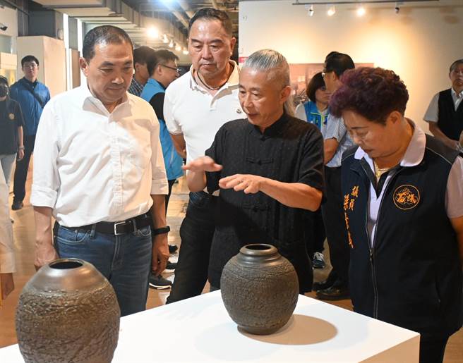 国民党总统参选人侯友宜（左一）参访苗栗特色馆。（李京升摄）