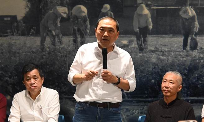 国民党总统参选人侯友宜与青年艺术家、农友座谈（中）。（李京升摄）