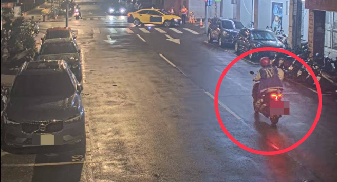 楊姓男子騎乘普重機車沿泉州街往北逆向，撞上鄧姓男子駕駛自小客車。（圖／警方提供）