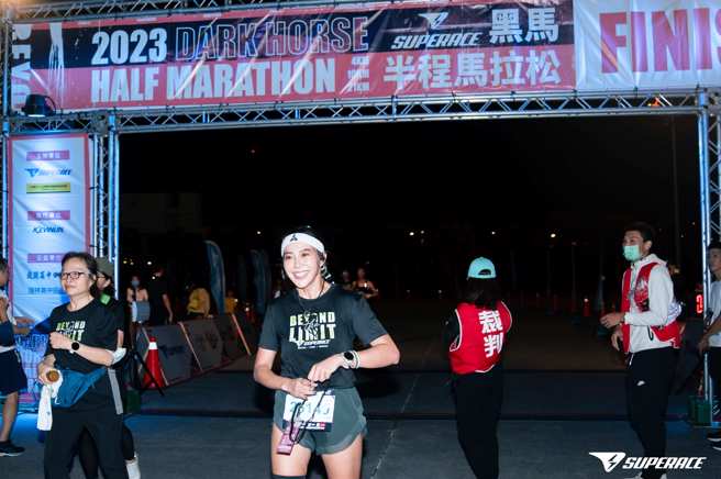 SUPERACE品牌之友、「越野超马女神」宋城希（中）拿下2023黑马半程马拉松10K组女子组总排名第3。（SUPERACE提供）