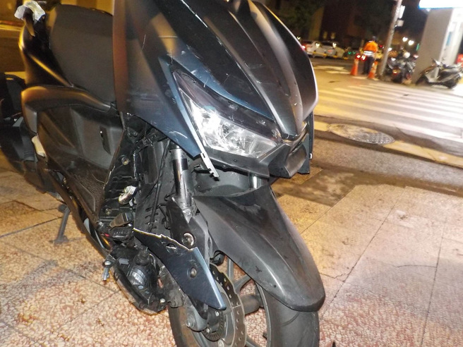 楊姓男子騎乘普重機車沿泉州街往北逆向，撞上鄧姓男子駕駛自小客車。（圖／警方提供）