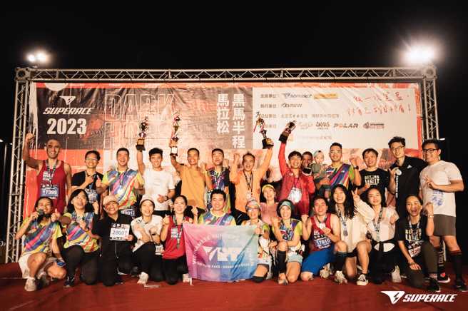 在2023年SUPERACE黑马半程马拉松台北站一举拿下4个名次的「VRT runners」越南跑友实力坚强。（SUPERACE提供）