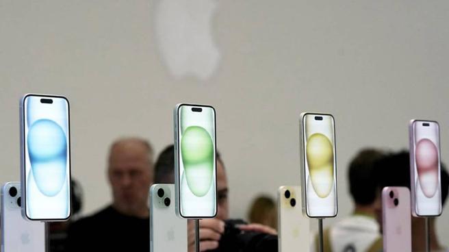苹果iPhone 15系列在中国首发的17天内，销售量较2022年发行的iPhone 14系列下降4.5％。图／美联社