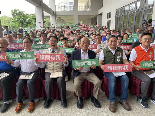 前行政院長蘇貞昌（右三）今天到台南宣傳新書，針對台積電放棄到龍潭，批評桃園沒能力築巢引鳳。（曹婷婷攝）