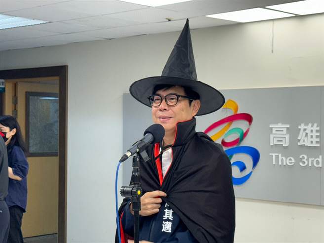 高雄市长陈其迈今（17）日缓颊指出，社宅政策过去碰到一些问题，当然也跟政府决心有关，因此2016年蔡英文总统上任后，中央住都中心扮演更积极角色，才造成全台湾县市社宅快速增加。（柯宗纬摄）