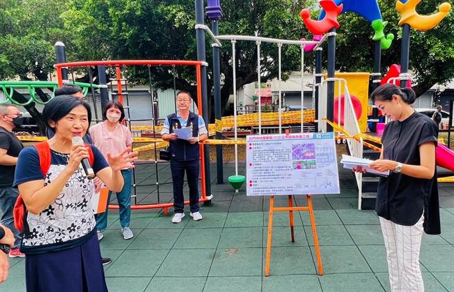 埔里长寿公园的游具不符安全规范封闭，南投县议员陈宜君（左）邀县府会勘，南投县长许淑华将斥资200万元改善。（南投县议员陈宜君提供／杨静茹南投传真）