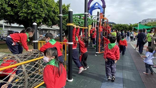 埔里镇公所3年前在长寿公园增设游憩设施变成共融式公园，2020年底启用时邀幼儿园孩童体验。（本报资料照片／杨静茹南投传真）