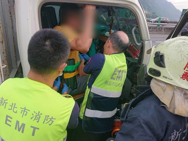 消防队到场破坏车体协助受困伤者脱困。（黄仲瑜翻摄）