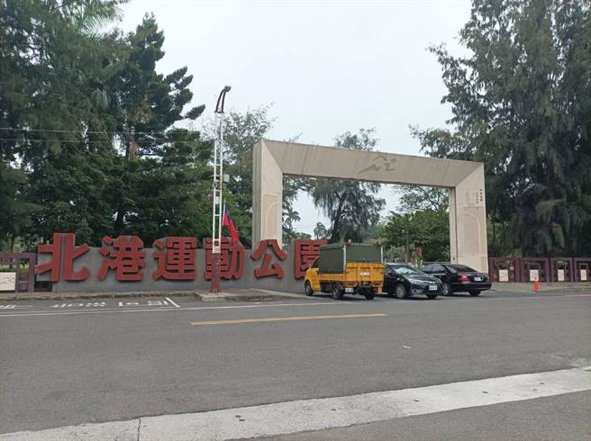 云林县北港镇1名年轻女子怀疑在北港运动公园遭变态男跟踪，警方以车追人找到男子，男子喊冤「只是骑车经过」，警方17日表示将加强巡逻，确保民眾安全。（张朝欣摄）