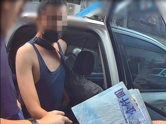 桃園中壢警方運用內政部警政署刑事警察局提供的詐欺車手提款熱點、熱時加強巡邏，逮獲正在超商提款的28歲郭姓車手。(警方提供／呂筱蟬桃園傳真)